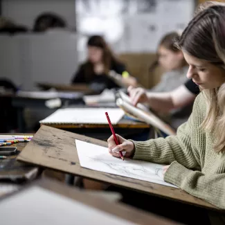 Beeld studenten tijdens atelierles tekenen